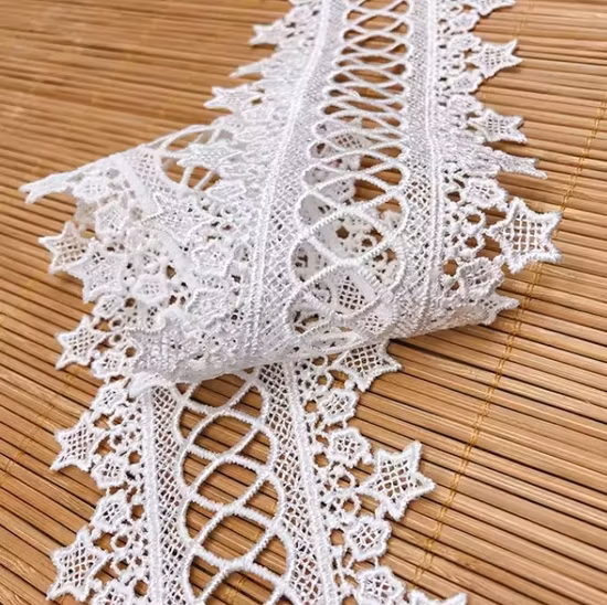 Ribete químico de la tela del bordado del cordón del algodón del poliéster para los accesorios de la ropa del vestido de boda de la materia textil casera